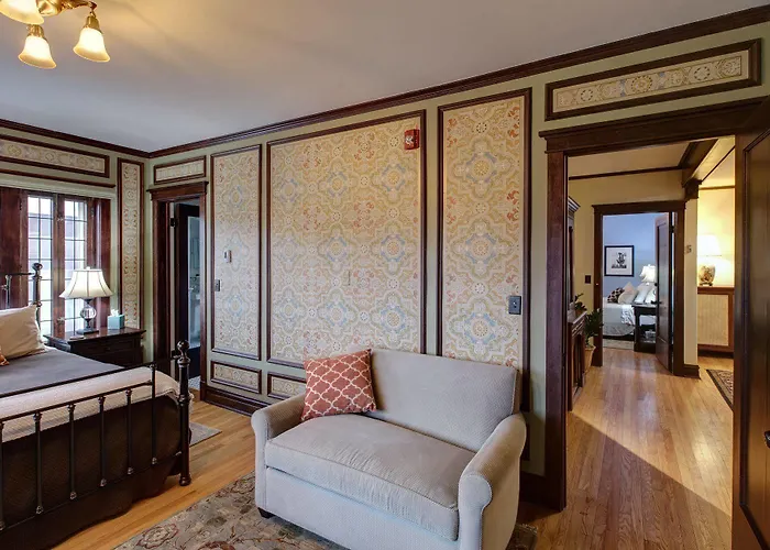 Lang House B&B - Chicago Bed and breakfast